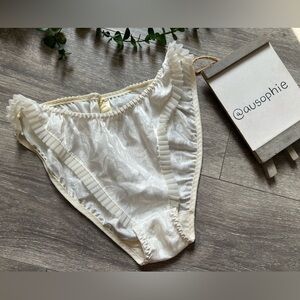 VTG Victoria’s Secret Gold Label High Waisted High Thigh Ruffle Jacquard Panty L